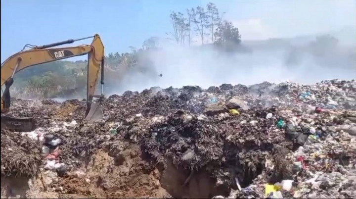 Kebakaran TPAS Cibereum Belum Padam Hingga Denda Rp50 Juta untuk Pembuang Sampah Sembarangan