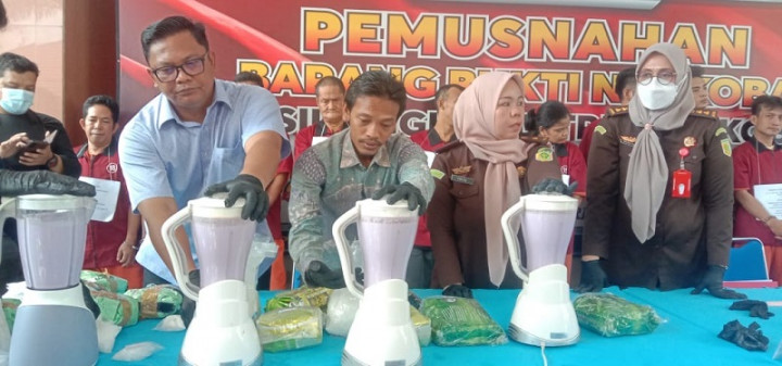 Polda Sumsel Musnahkan 10.820 Ektasi dan 15 Kg Sabu