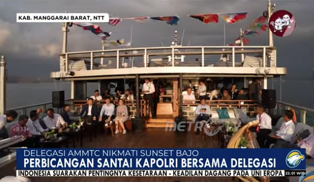 Delegasi AMMTC ke-17 Dijamu Kapolri di Atas Kapal Pinisi sambil Menikmati <i>Sunset</i>