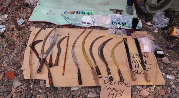 Gubuk Liar di Kampung Bahari Dirobohkan, Polisi Temukan Bong hingga Sajam