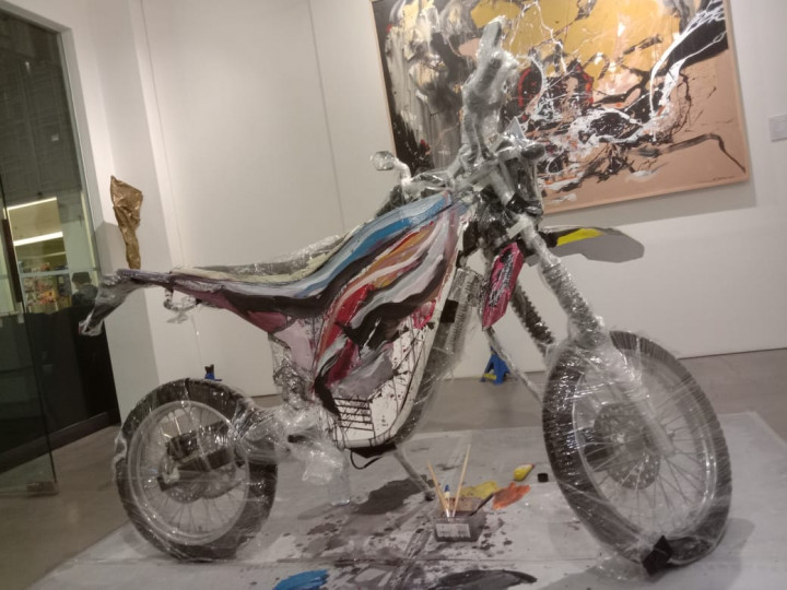 Byxe Lelang Motor Listrik yang Dilukis, Ditaksir Sampai Rp150 Juta