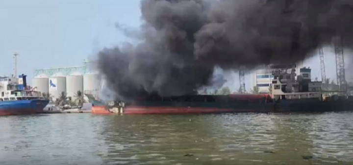 Lagi Muat Barang, Kapal Kargo di Pelabuhan Sunda Kelapa Kebakaran