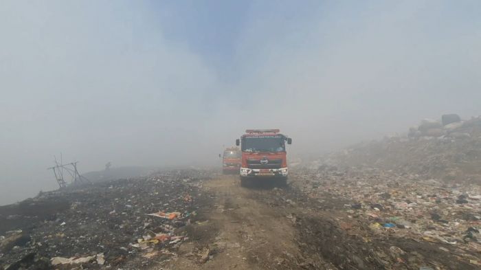 Sudah 284 Ribu Liter Air Dijatuhkan ke Titik Api TPA Sarimukti