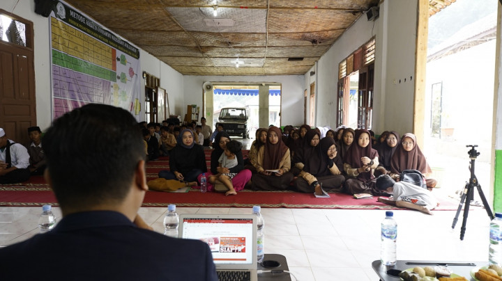 Ilmu Politik UPNVJ Ajak Santri Cerdas Memilih saat Pemilu