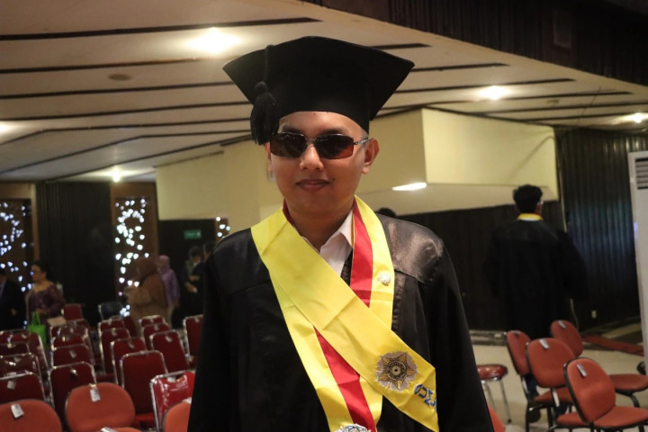Bikin Ibunda 'Mewek', Sarjana Hukum UGM Ini Lulus <i>Cum laude</i> Meski Tunanetra