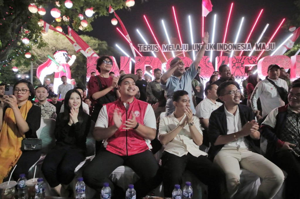 Menpora Dito Ariotedjo mengikuti nobar bersama Wali Kota Solo Gibran Rakabuming Raka dan Wakil Menteri Pariwisata dan Ekonomi Kreatif Angela Tanoesoedibjo (dok. Kemenpora)