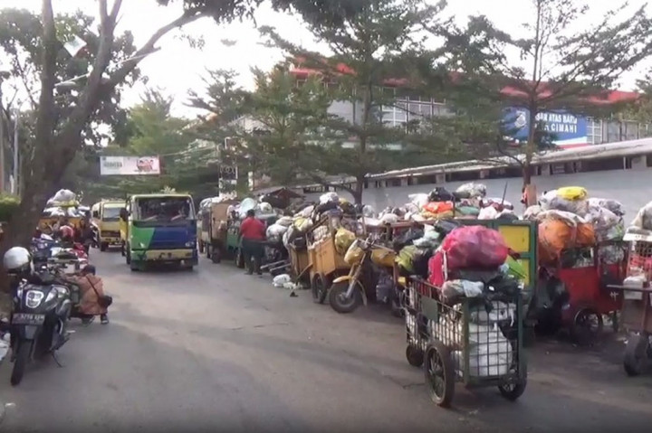 Tumpukan Sampah Menggunung di Sejumlah TPS dan Pinggir Jalan Kota Cimahi