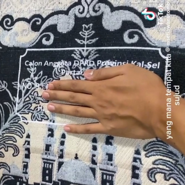 Viral Caleg DPRD Kalsel Jadikan Sajadah Sebagai Media Kampanye