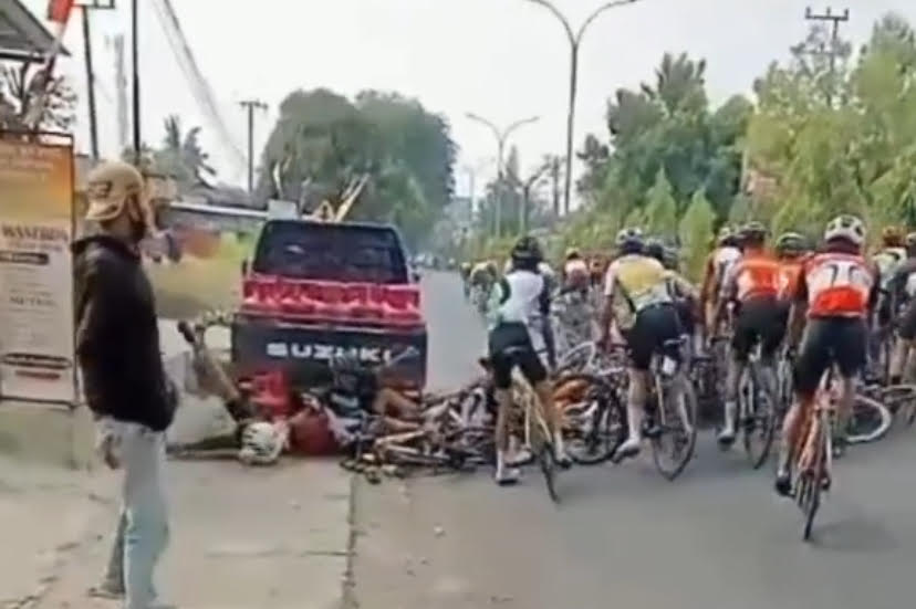 Viral, Pembalap Sepada Pra PON di Sumsel Terlibat Kecelakaan Beruntun