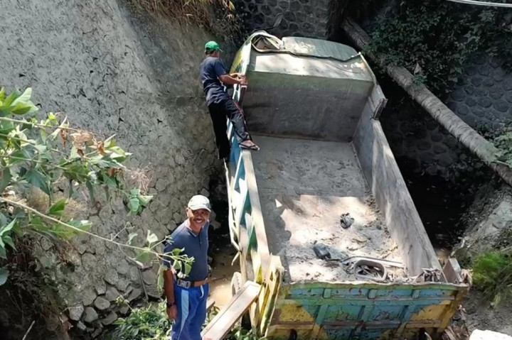 Truk Pasir Terjun ke Sungai Akibat Salah Oper Gigi