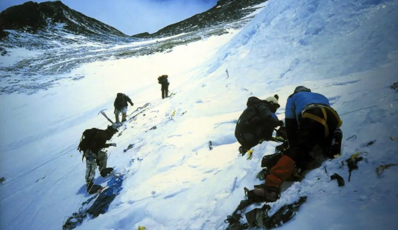 Pendaki di Gunung Everest dipandu sherpa dari Nepal. Foto: AFP