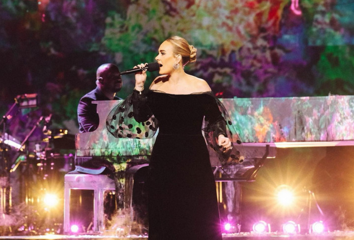 Adele Setop Penampilan Demi Tegur Petugas Keamanan yang Ganggu Penggemar