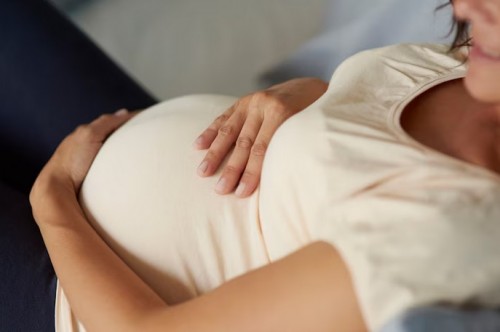 Wanita Wajib Tahu! Ini 6 Perbedaan Flek Hamil dan Menstruasi