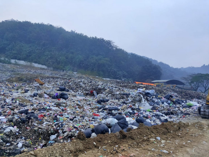 Populer Daerah: Pemadaman TPS Sarimukti hingga 8 Ribu Ton Sampah Belum Diangkut