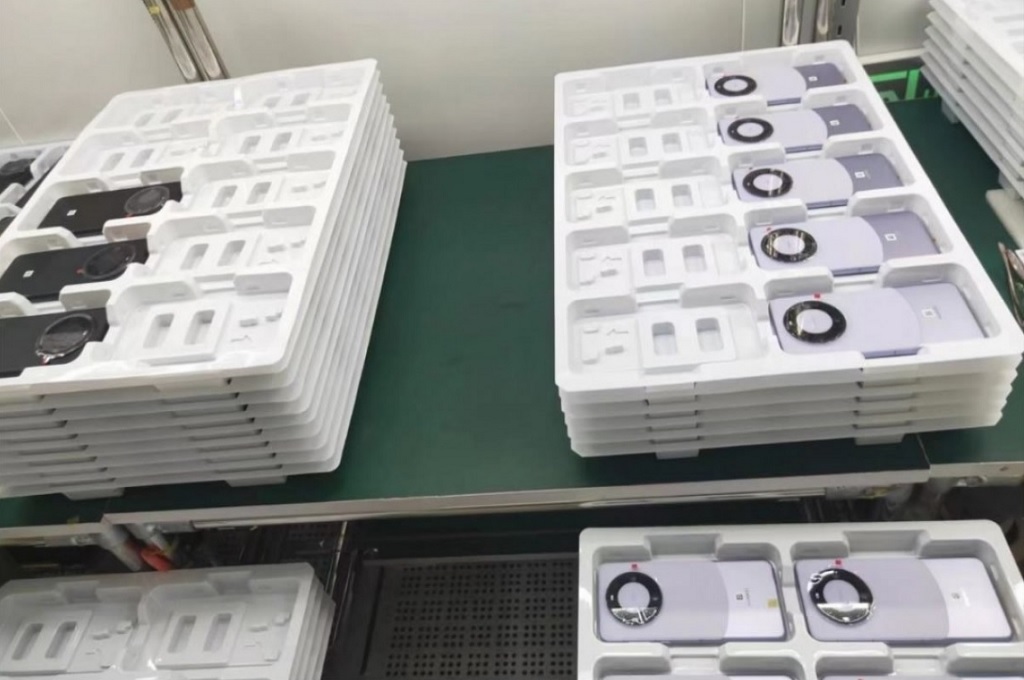 Bocoran gambar Huawei Mate 60 di internet mengindikasikan desain dua warna di panel belakang smartphone ini.