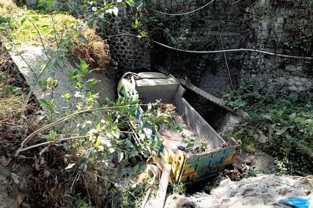 Foto Terpopuler: Truk Pasir Terjun ke Sungai hingga Jokowi Resmikan LRT