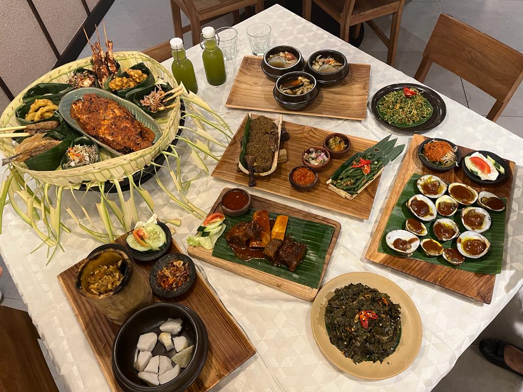 Tak perlu jauh-jauh ke Bali untuk menikmati sajian makanan para Raja Pulau Dewata, kamu cukup mendatangi Bali TImbungan yang ada di Mahakam. Dok. A. Firdaus/Medcom