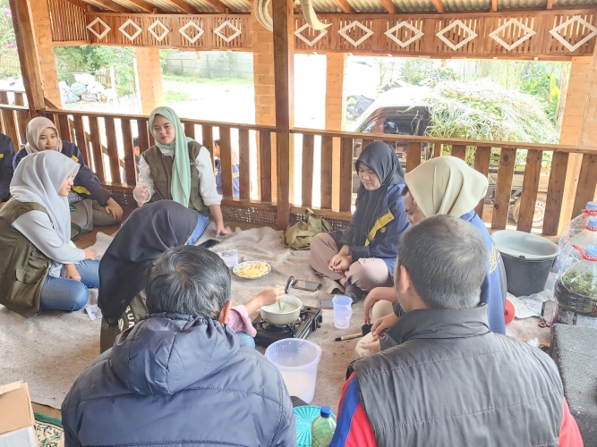 Himagreto IPB Latih Warga Desa Pulosari Ubah Sampah Sayuran Jadi Sabun Ecoenzyme