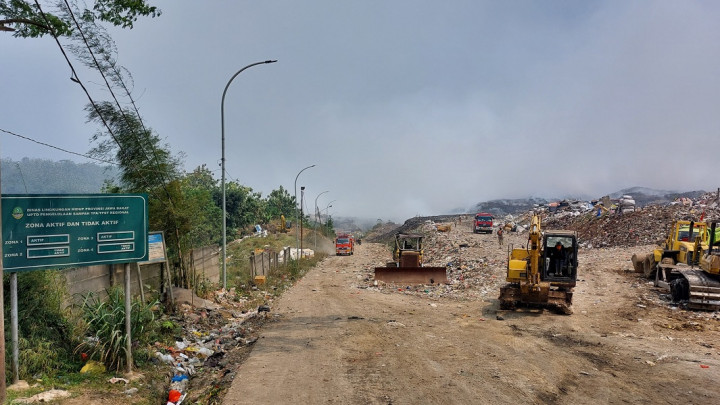 Masih Ada Titik Api, Petugas Damkar Tetap Siaga di TPA Sarimukti