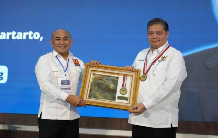 Raih Tokoh Transformasi Industri pada BKTI PII Award, Menko Airlangga Disebut Mendorong Terciptanya Revolusi Industri 4.0 di Indonesia