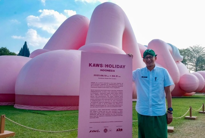 Menparekraf Sandiaga Uno saat menyambangi KAWS Holiday yang parkir di Candi Prambanan. Dok: Kemenparekraf
