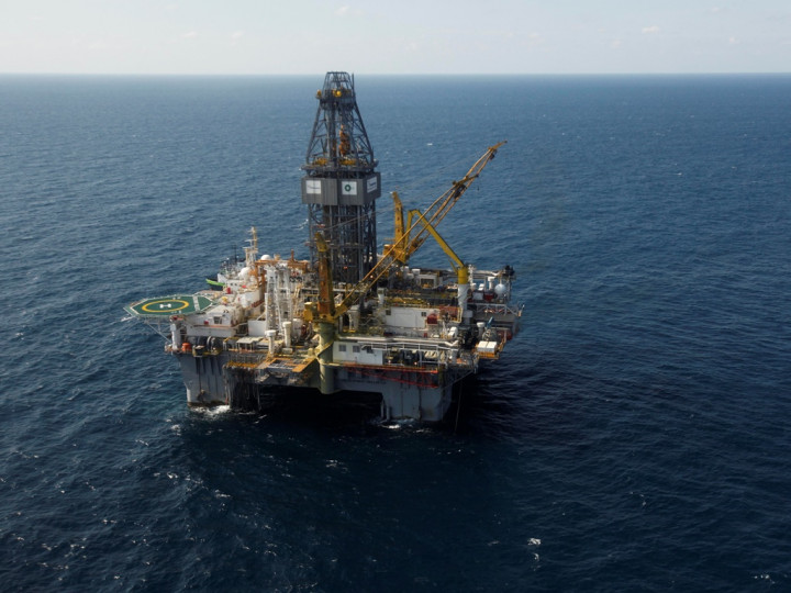 Harga Minyak Terkerek Pelemahan Dolar AS