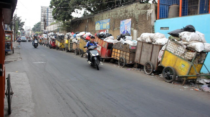 Tumpukan Sampah Hiasai Ruas Jalan Kota Bandung
