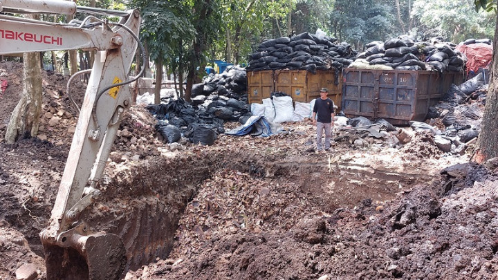6 Lubang Besar Disiapkan untuk Kubur Sampah Organik di Bandung