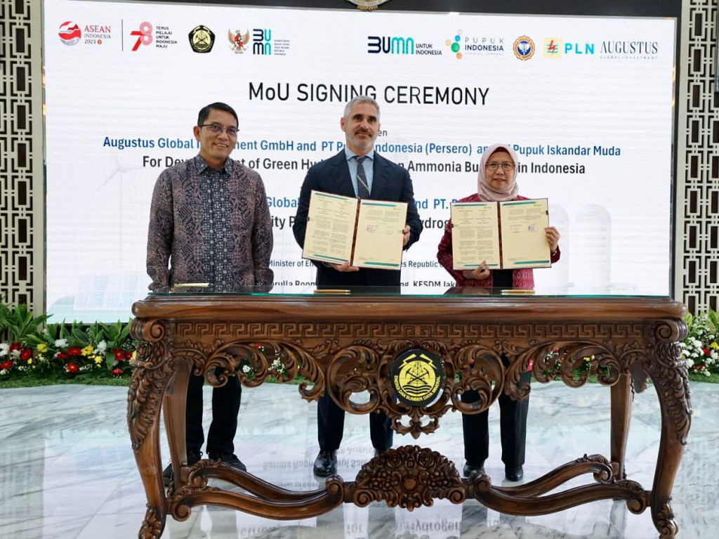 Penandatanganan MoU antara PLN yang diwakili oleh Direktur Retail dan Niaga PLN, Edi Srimulyanti (kanan) dengan August Global Investment (AGI) GmbH yang diwakili oleh Chairman & CEO AGI, Fadi Krikor (tengah) disaksikan Sekjen Kementerian ESDM, Dadan Kusdi