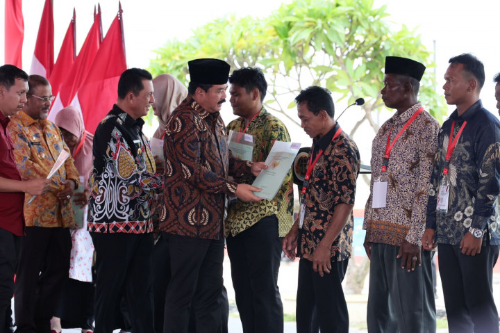 Menteri ATR/BPN Serahkan 10 Ribu Sertifikat Tanah di Kepulauan Riau