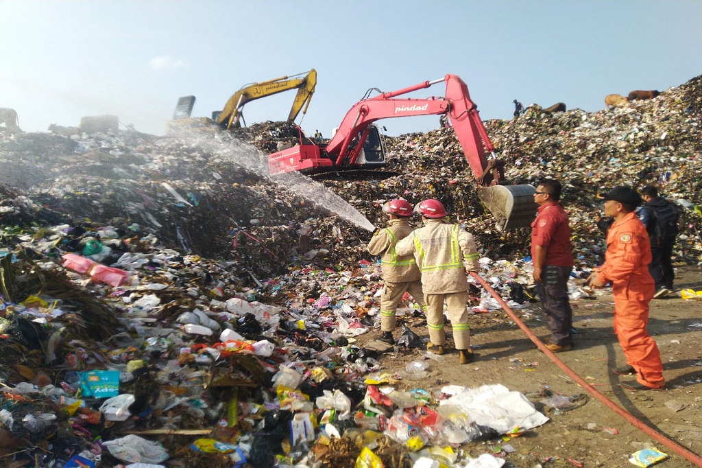 Cegah Kebakaran di Area TPA Ciangir, DLH Tasikmalaya Semprotkan Ekoenzim