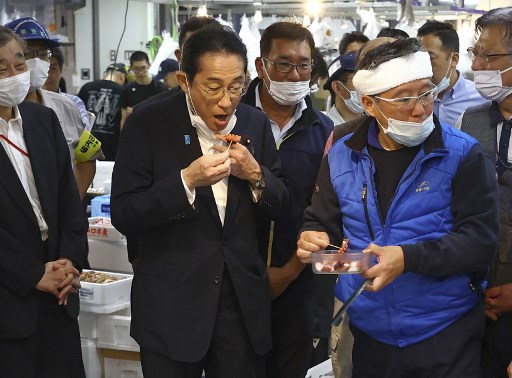 PM Kishida Blusukan ke Pasar Ikan, Isyaratkan Produk Laut Jepang Aman