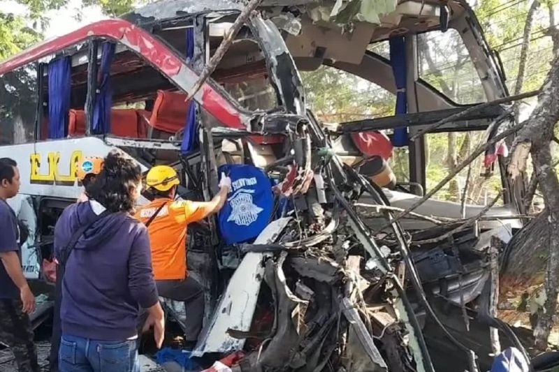 2 Sopir Bus Adu Banteng dan Pejalan Kaki di Ngawi Tewas, Ini Identitasnya