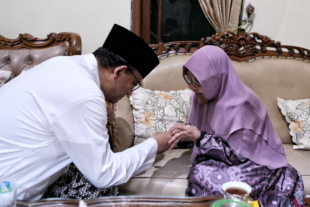 Sembari Ziarah ke Makam Pendiri NU, Anies Sowan ke Ibunda Cak Imin