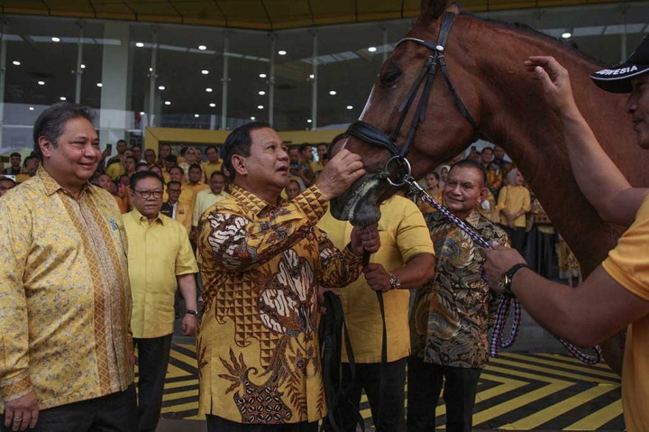 Airlangga Sapa Prabowo <i>'Welcome Home'</i> hingga Beri Kuda