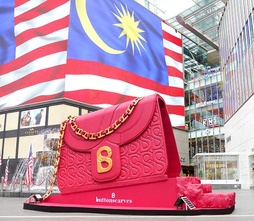 Instalasi tas raksasa Aluna Flap Buttonscarves di Mall Pavillion, Malaysia. (Foto: Dok. Buttonscarves)