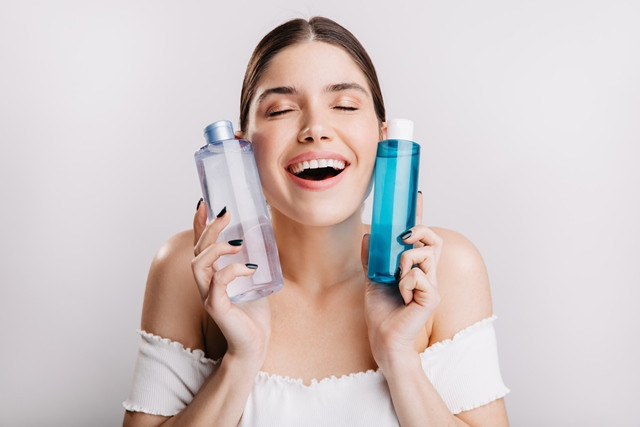 Simak manfaat hydrating toner untuk wajah. (Foto: Ilustrasi/Dok. Freepik.com)