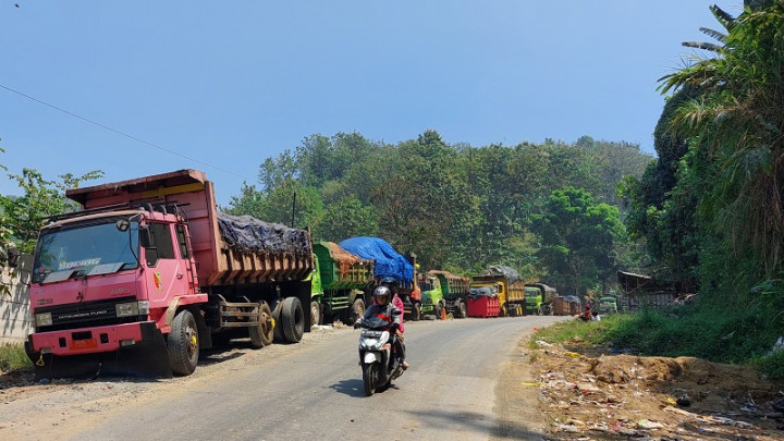 Truk Sampah Antre Masuk TPA Darurat Sarimukti