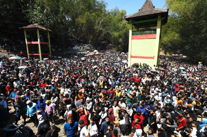 6,6 Ton Kue Apem Disebar untuk Masyarakat dalam Tradisi Ya Qowiyyu di Klaten