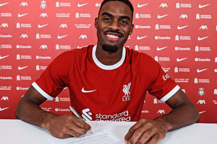 Ryan Gravenberch Resmi Berseragam Liverpool