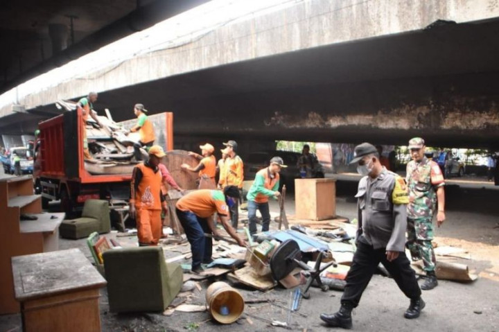 Jelang KTT ke-43 ASEAN, Kolong Tol di Tomang Ditertibkan