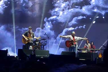 Reuni Iwan Fals dan Sawung Jabo di Panggung Synchronize Festival 2023