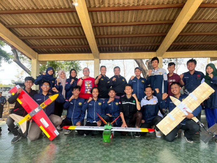 Melaju ke Tahap Nasional, Tim Robot Unesa Juarai KRTI Wilayah