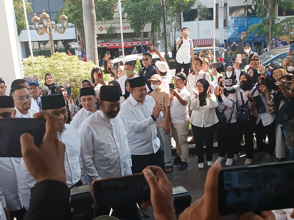 Tiba di Hotel Yamato, Anies-Muhaimin Berpakaian Serba Putih