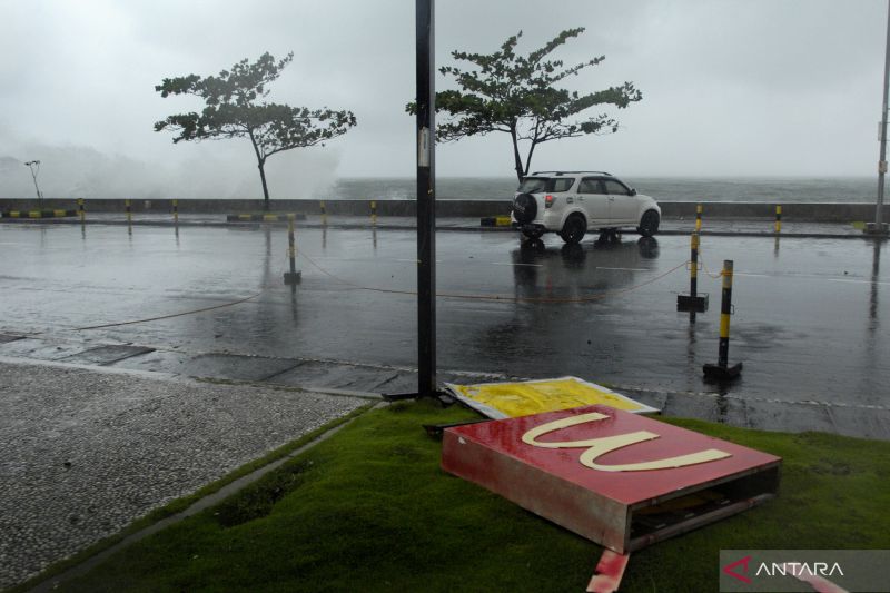 Ilustrasi--Papan reklame restoran cepat saji ambruk tertiup angin kencang di Manado, Sulawesi Utara, Selasa, 14 Juli 2023. Antara foto/Adwit B Pramono
