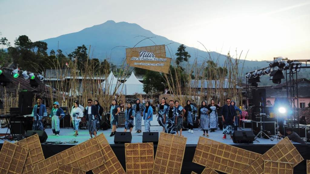 Fashion Show dengan latar pegunungan menjadi salah satu keunggulan Tlilir Art & Culture Festival. Dok. Forwaparekraf