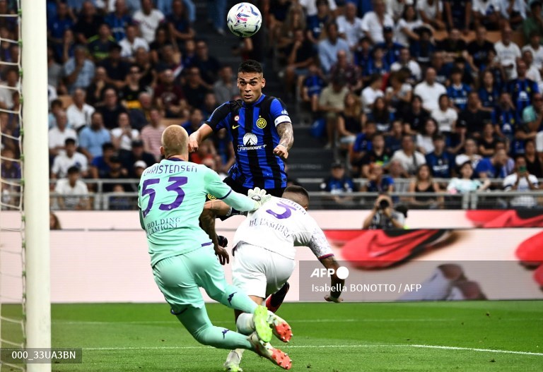 Penyerang Inter Milan, Lautaro Martinez, mencetak gol ke gawang Fiorentina (AFP/Isabella Bonotto)