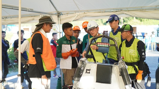 Juri FSAE Japan 2023 menginspeksi mobil Anargya EV Mark 3.0 sebelum berlomba. DOK ITS