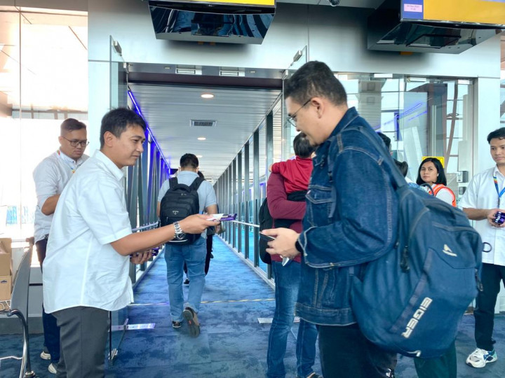 Hari Pelanggan Nasional: Sapaan Hangat Pelita Air Bagikan Cokelat hingga Tiket Liburan