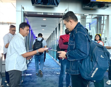 Manajemen Pelita Air membagikan cokelat di terminal 3 Bandara Soekarno-Hatta. (Foto: Dok. Pelita Air)